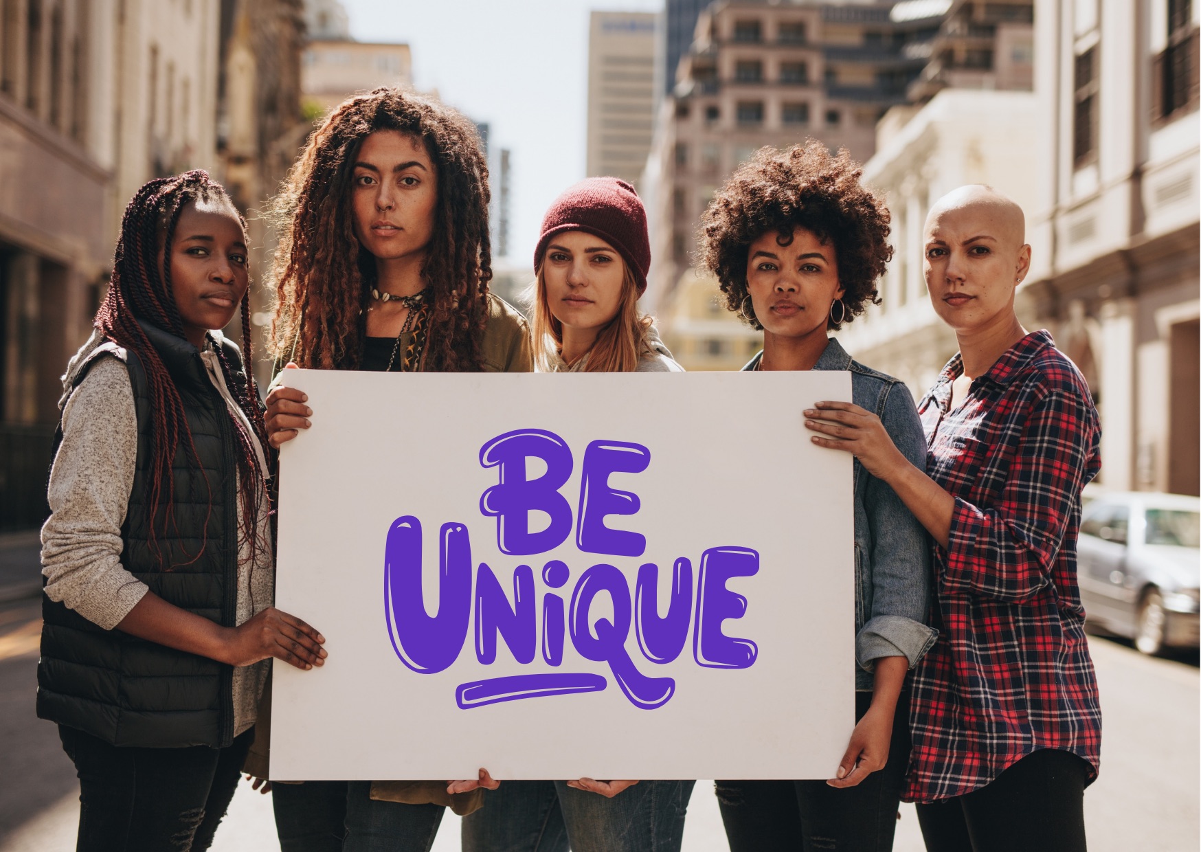 Kalabalık içinde kendine güvenen kadın